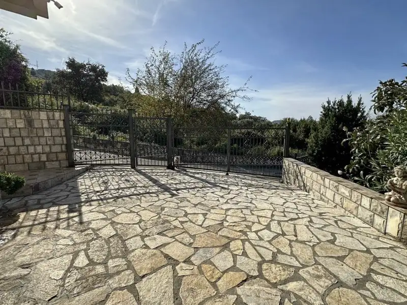 House 315m² in Montenegro, Zaljevo. Priced at 350000€ rent photo-3