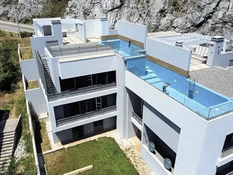 House 300m² in Montenegro, Morinj. Priced at 800000€ rent photo-3