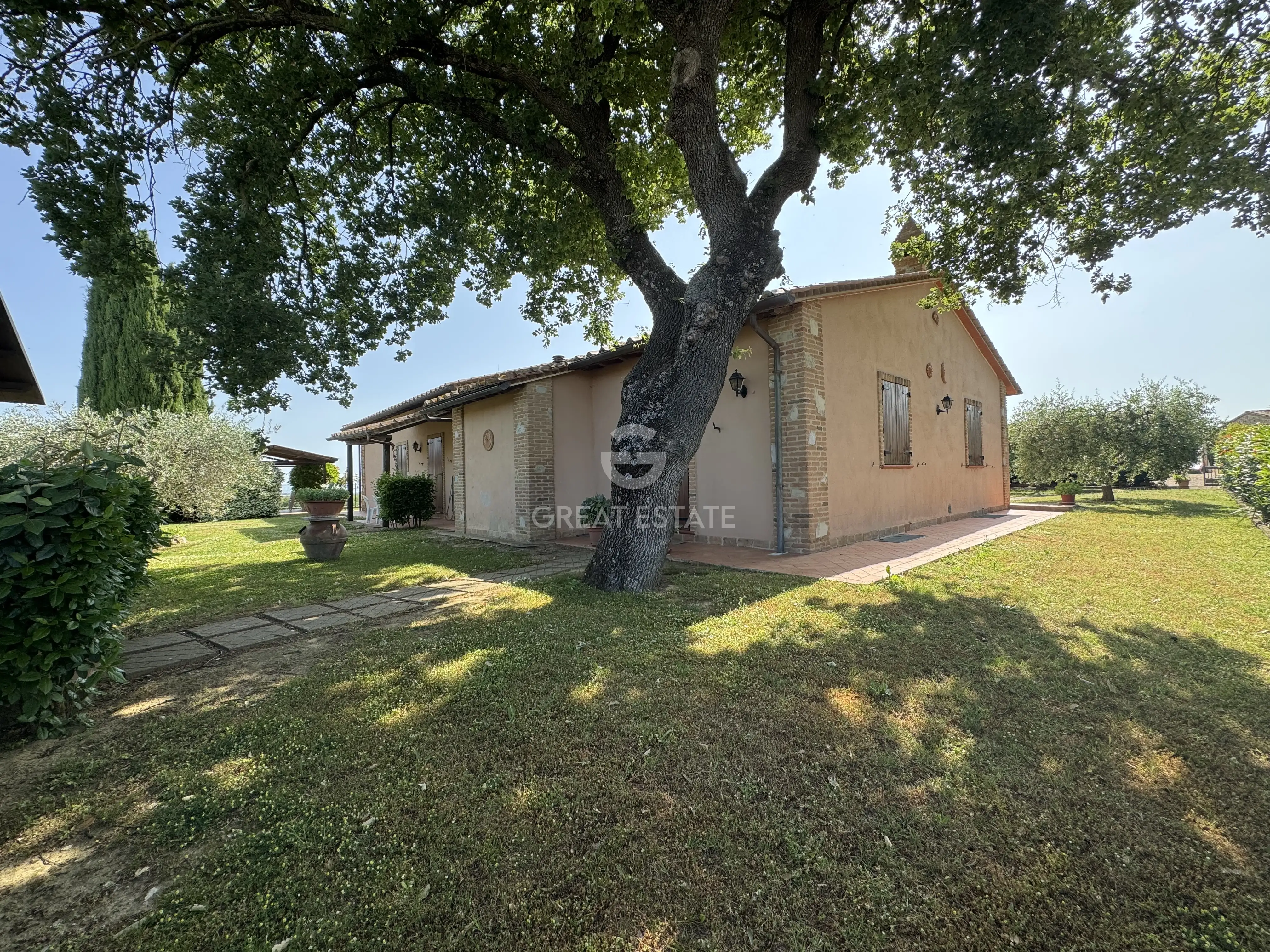 House 510m² in Italy, Perugia. Priced at 980000€ rent photo-3