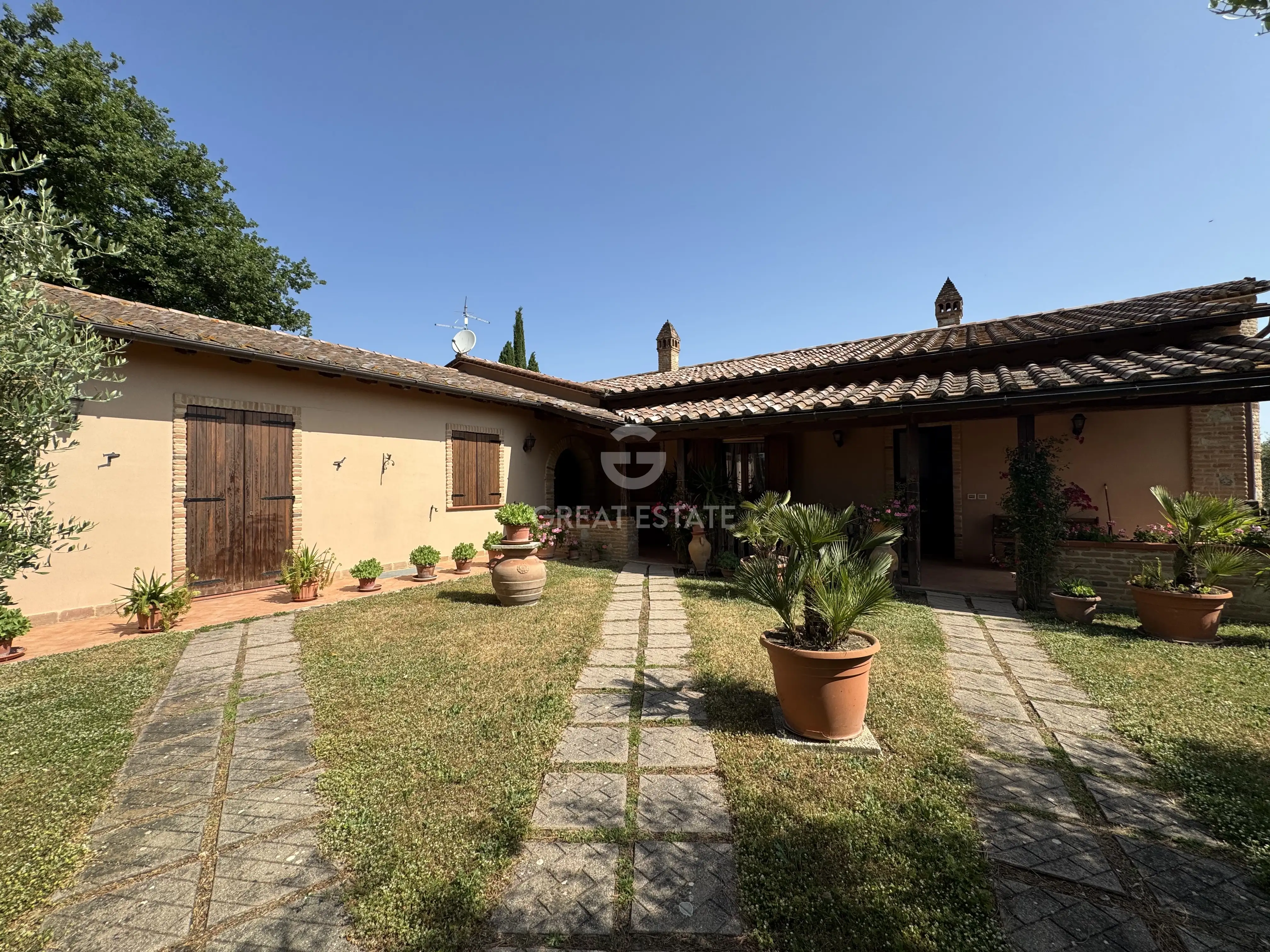 House 510m² in Italy, Perugia. Priced at 980000€ rent photo-4