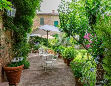 Buy in Italy for 890000€