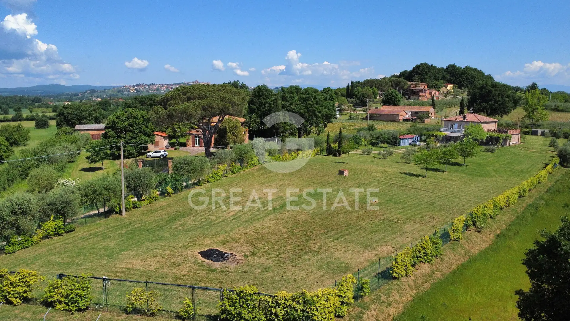 House 374m² in Italy, Arezzo. Priced at 650000€ rent photo-2