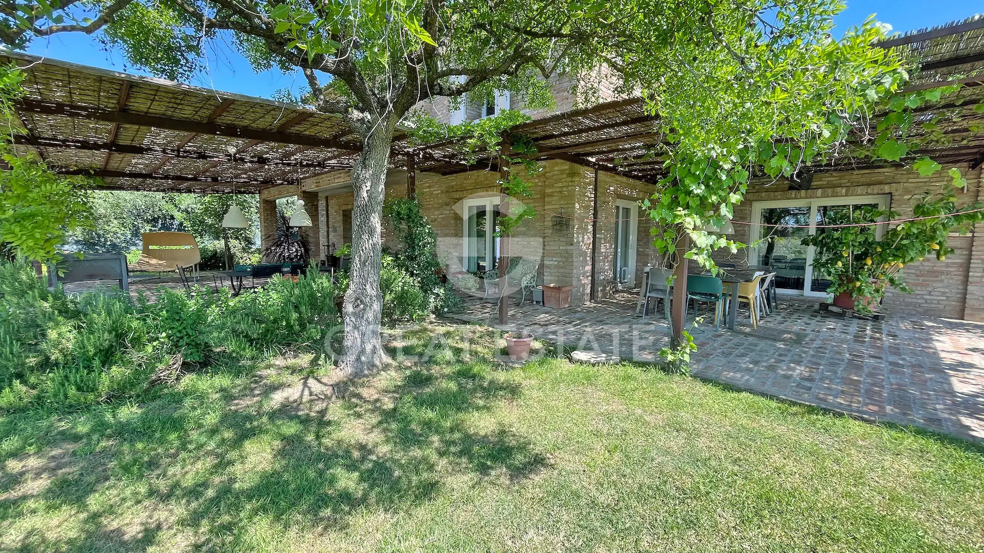 House 374m² in Italy, Arezzo. Priced at 650000€ rent photo-8