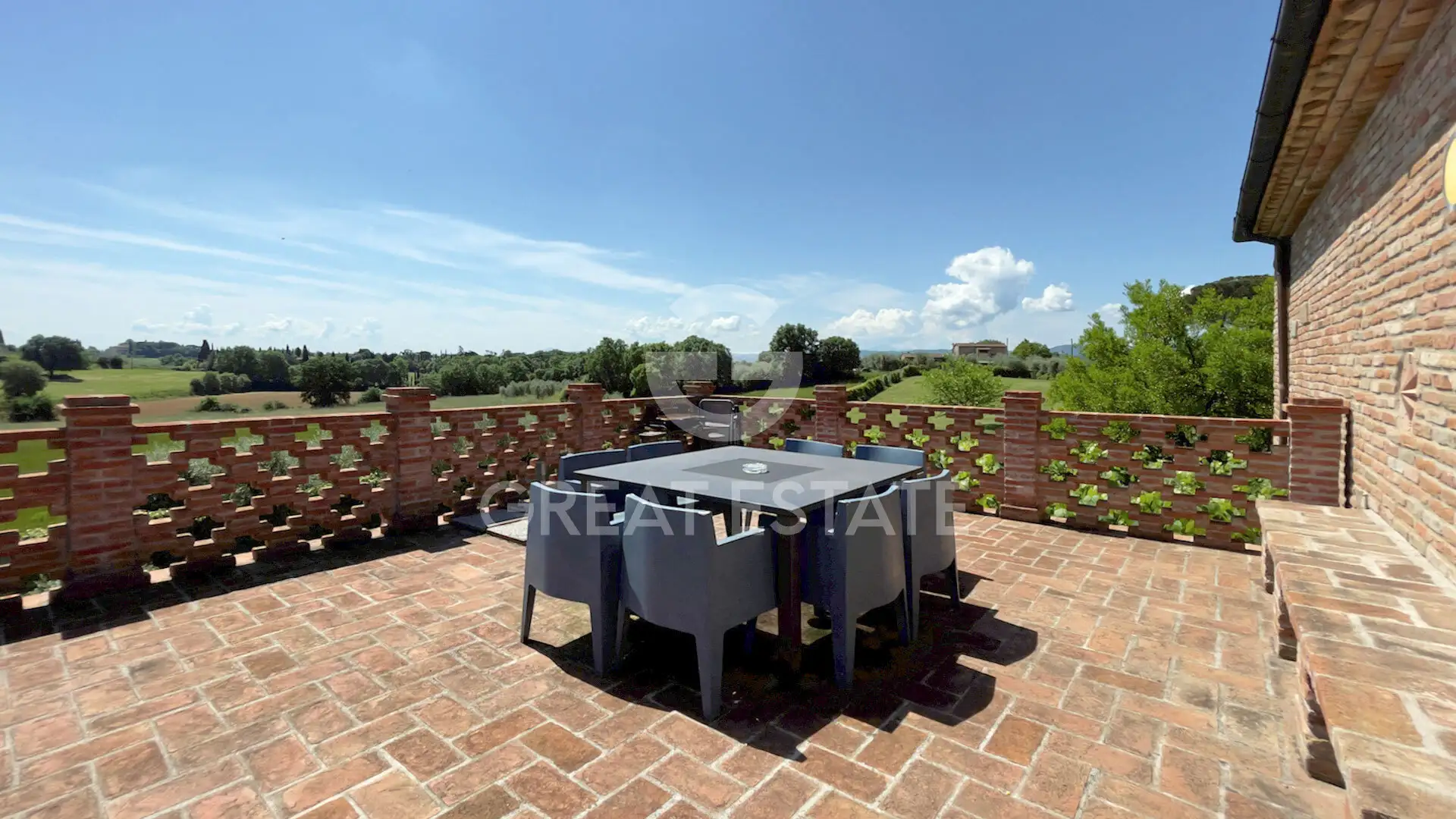 House 374m² in Italy, Arezzo. Priced at 650000€ rent photo-10