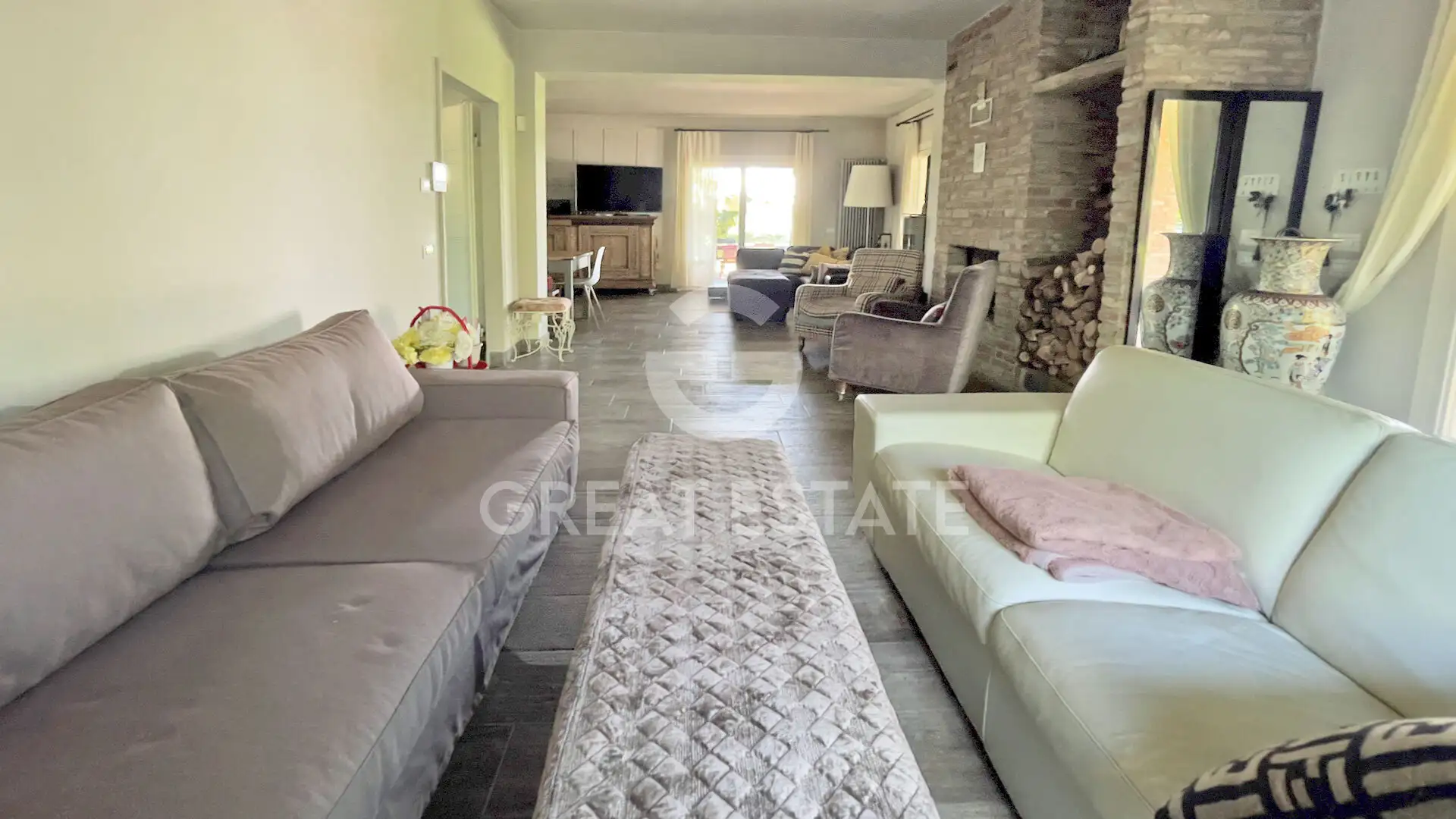 House 374m² in Italy, Arezzo. Priced at 650000€ rent photo-13
