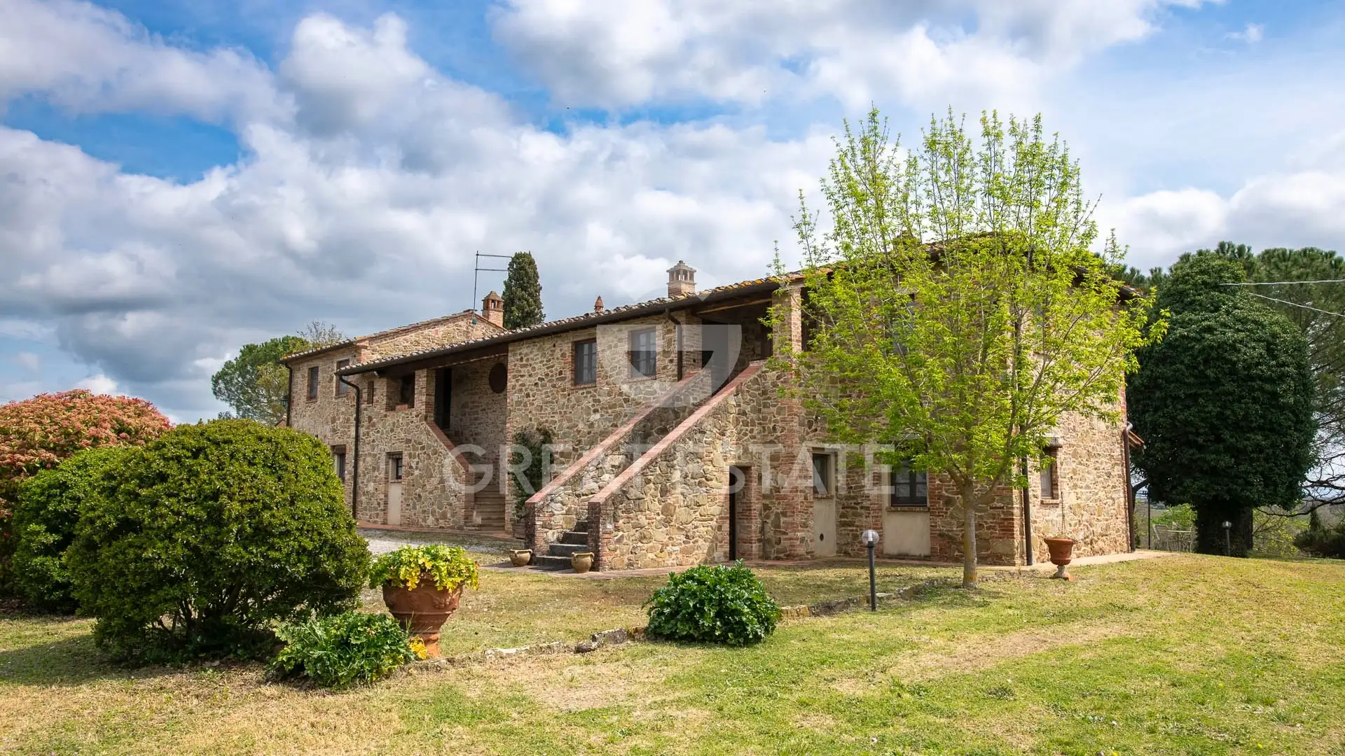 House 785m² in Italy, Arezzo. Priced at 1400000€ rent photo-2
