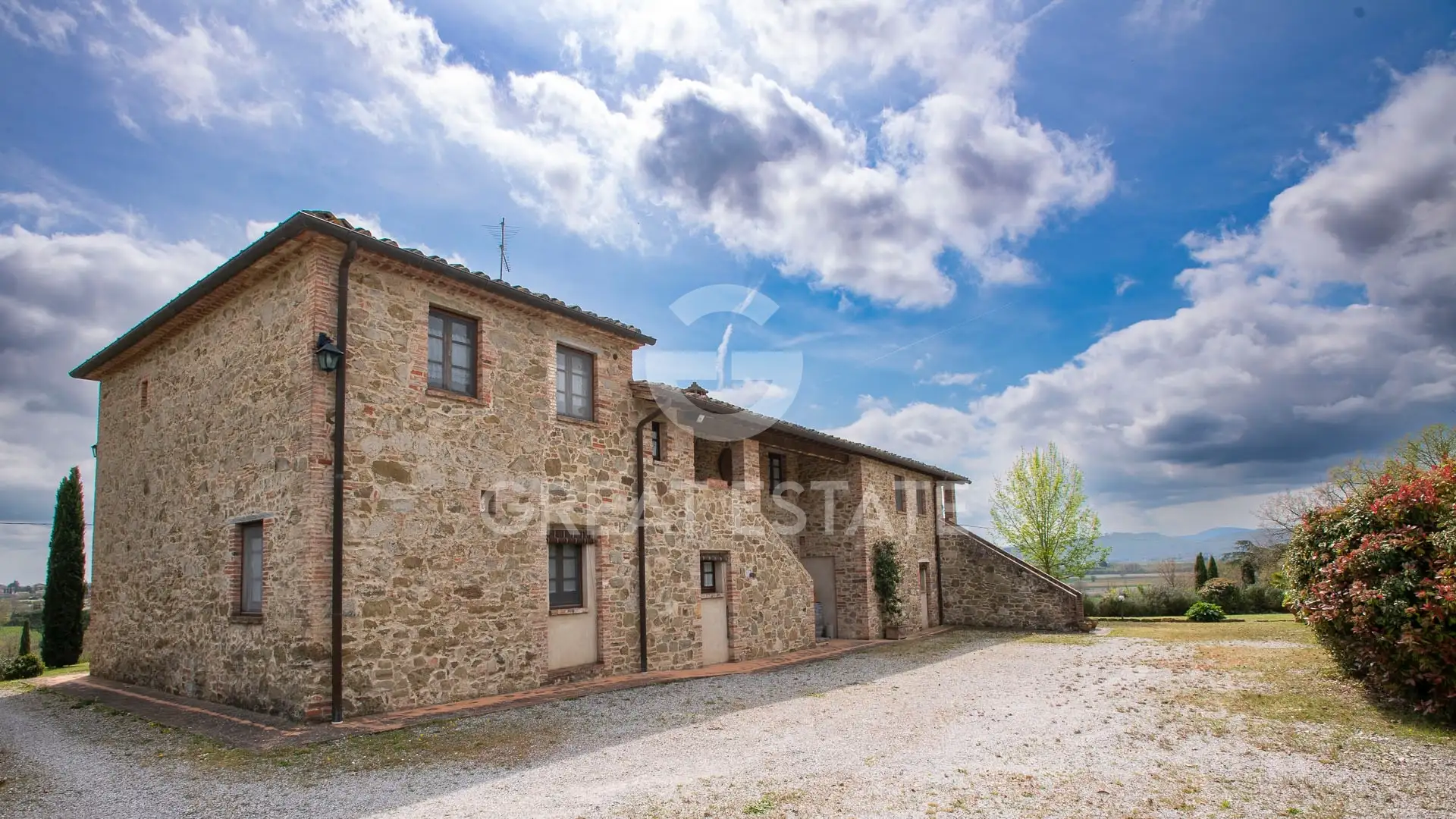 House 785m² in Italy, Arezzo. Priced at 1400000€ rent photo-8