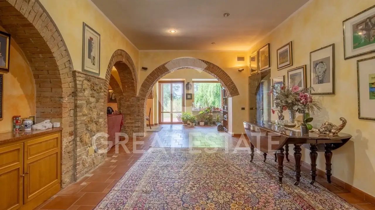 House 856m² in Italy, Perugia. Priced at 925000€ rent photo-13