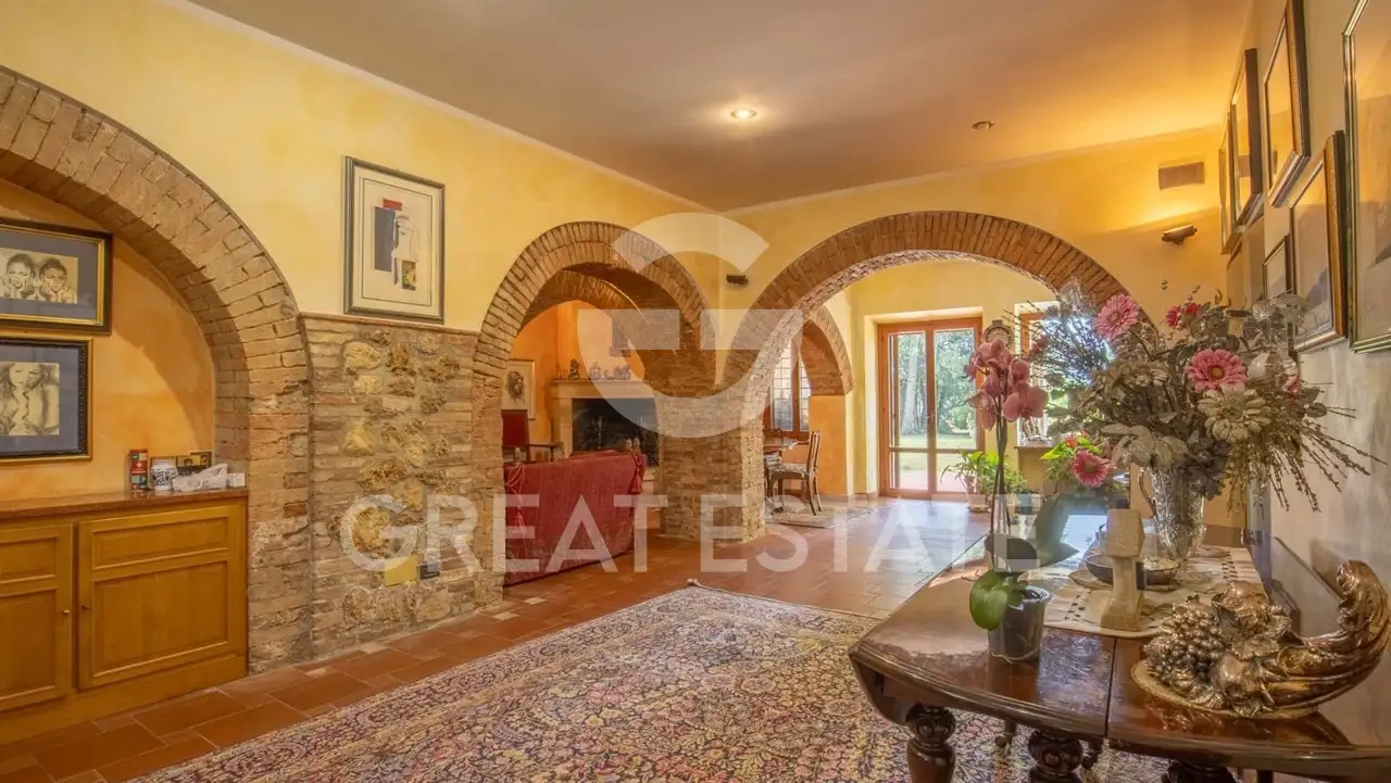 House 856m² in Italy, Perugia. Priced at 925000€ rent photo-14