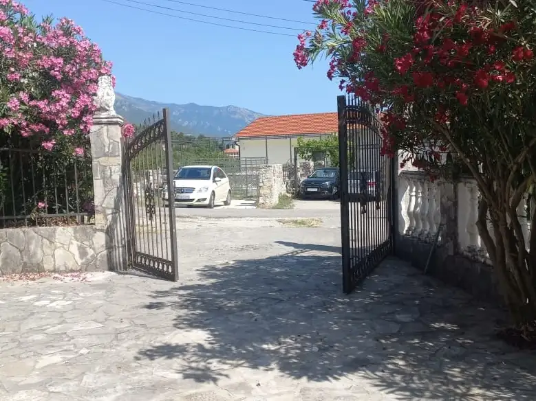 House 184m² in Montenegro, Budva. Priced at 380000€ rent photo-2
