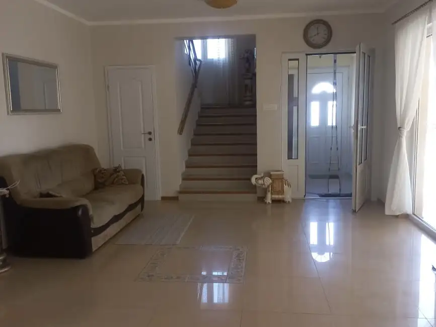 House 184m² in Montenegro, Budva. Priced at 380000€ rent photo-3