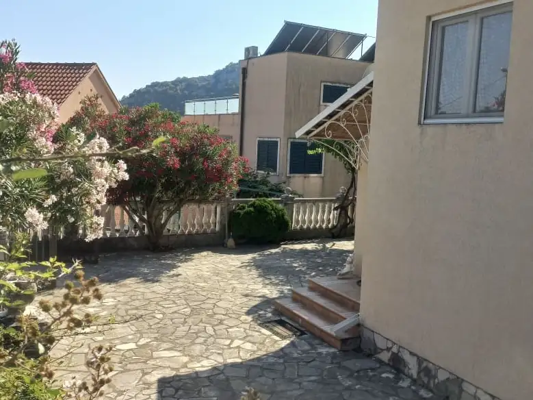 House 184m² in Montenegro, Budva. Priced at 380000€ rent photo-18