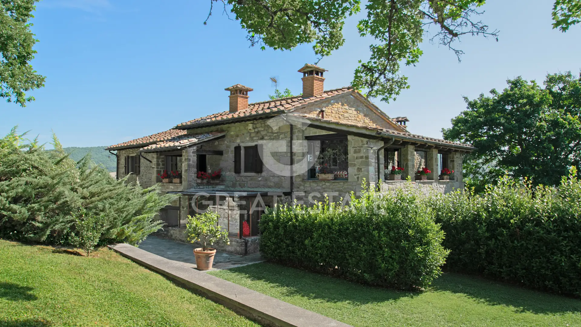 House 400m² in Italy, Arezzo. Priced at 1250000€ rent photo-2
