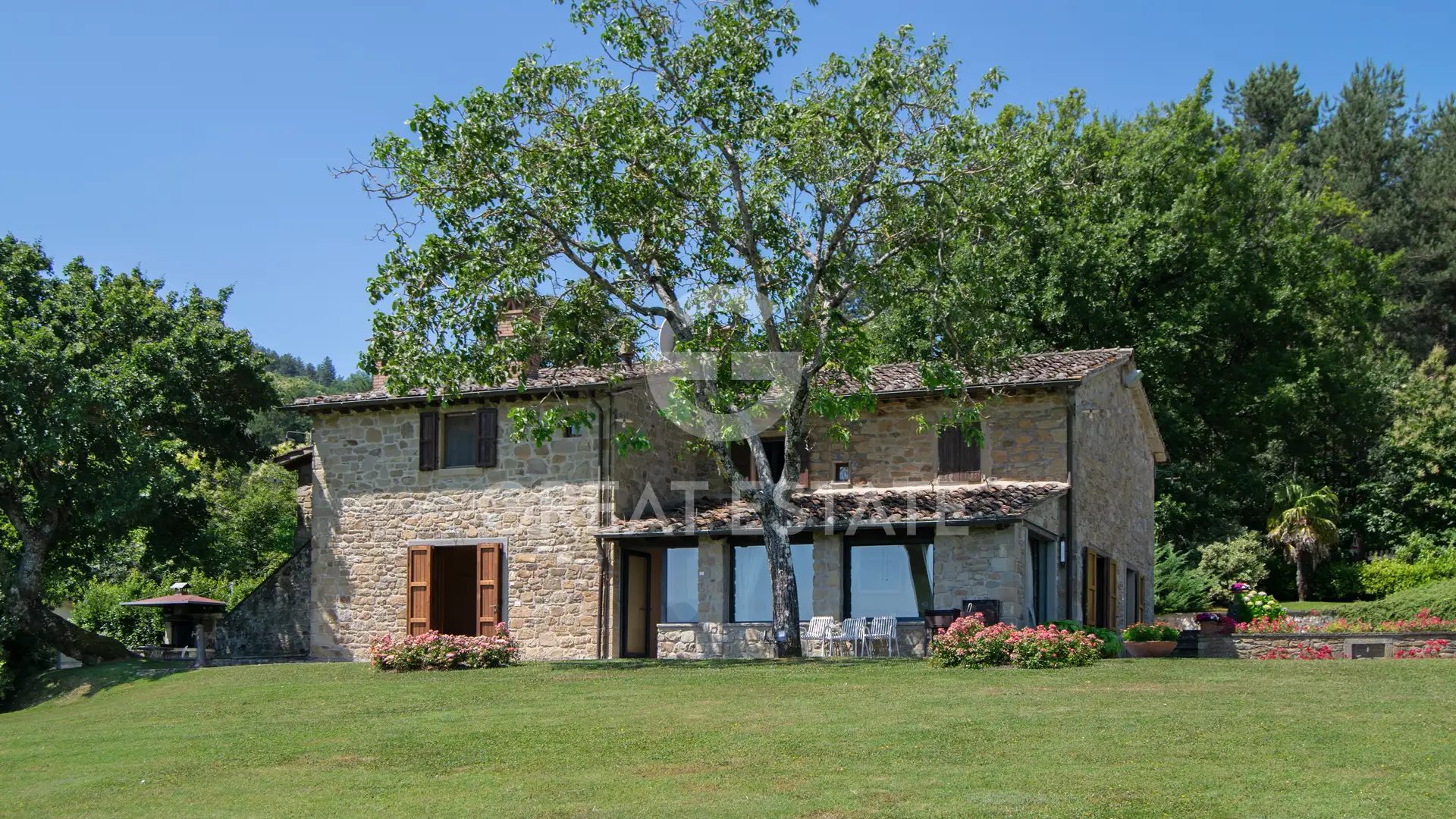House 400m² in Italy, Arezzo. Priced at 1250000€ rent photo-3