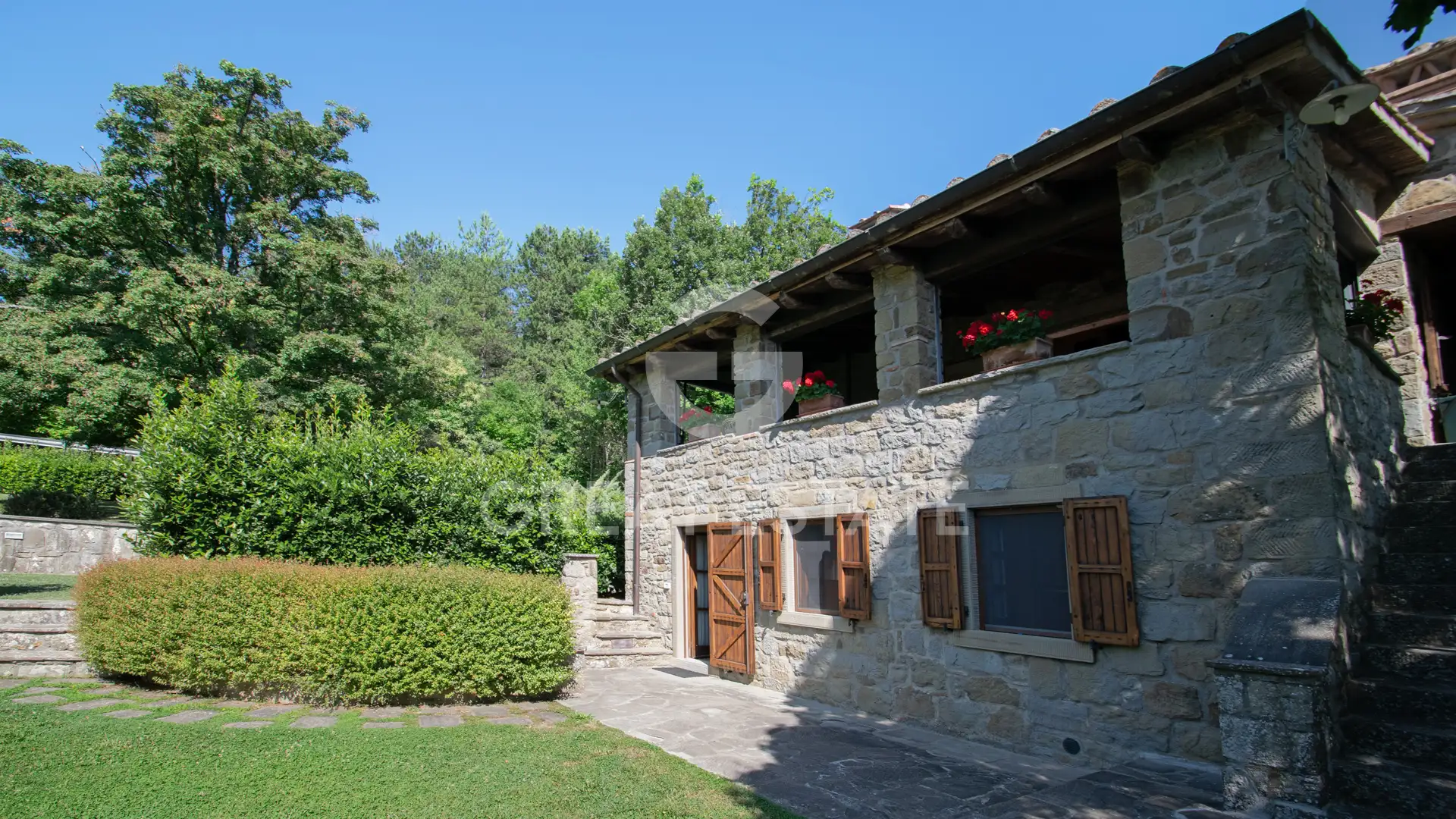 House 400m² in Italy, Arezzo. Priced at 1250000€ rent photo-7