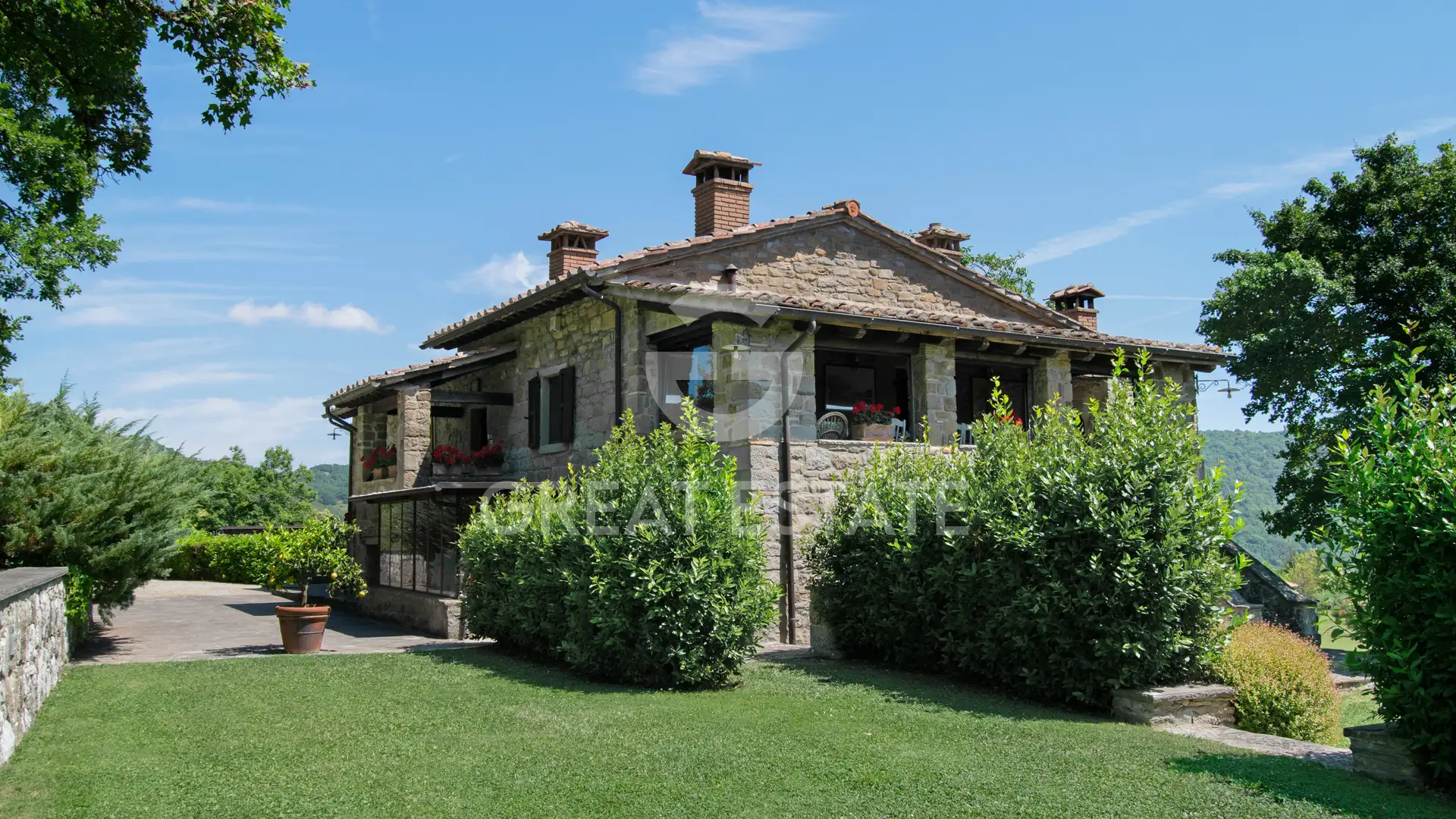 House 400m² in Italy, Arezzo. Priced at 1250000€ rent photo-9