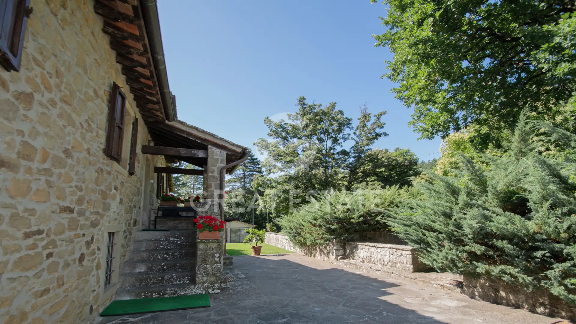 House 400m² in Italy, Arezzo. Priced at 1250000€ rent photo-11