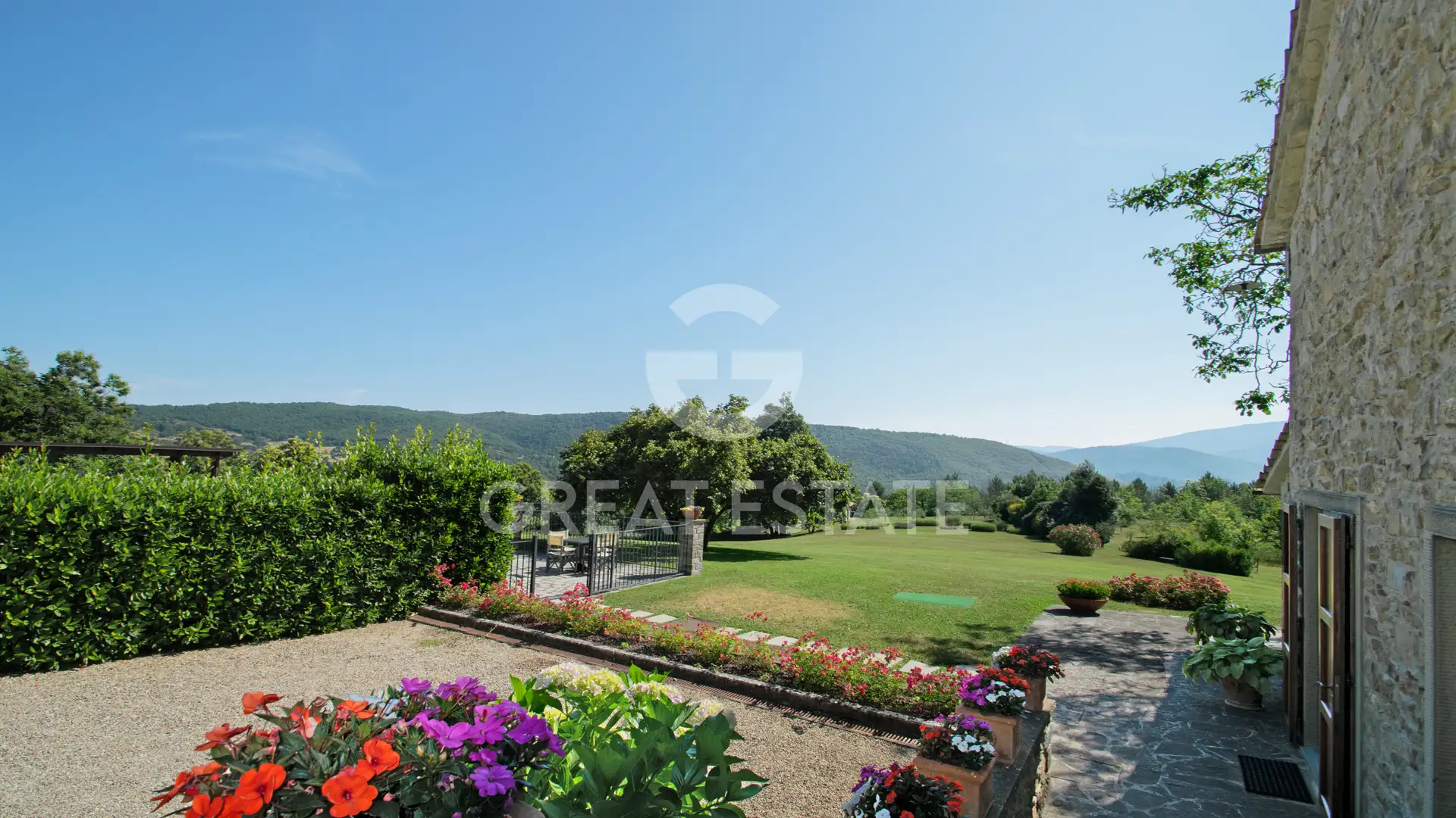 House 400m² in Italy, Arezzo. Priced at 1250000€ rent photo-12