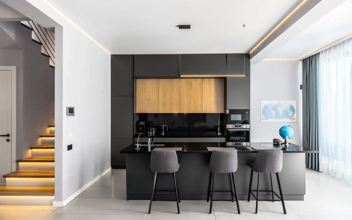 Villa 180m² in Montenegro, Kotor. Priced at 695000€ rent photo-11
