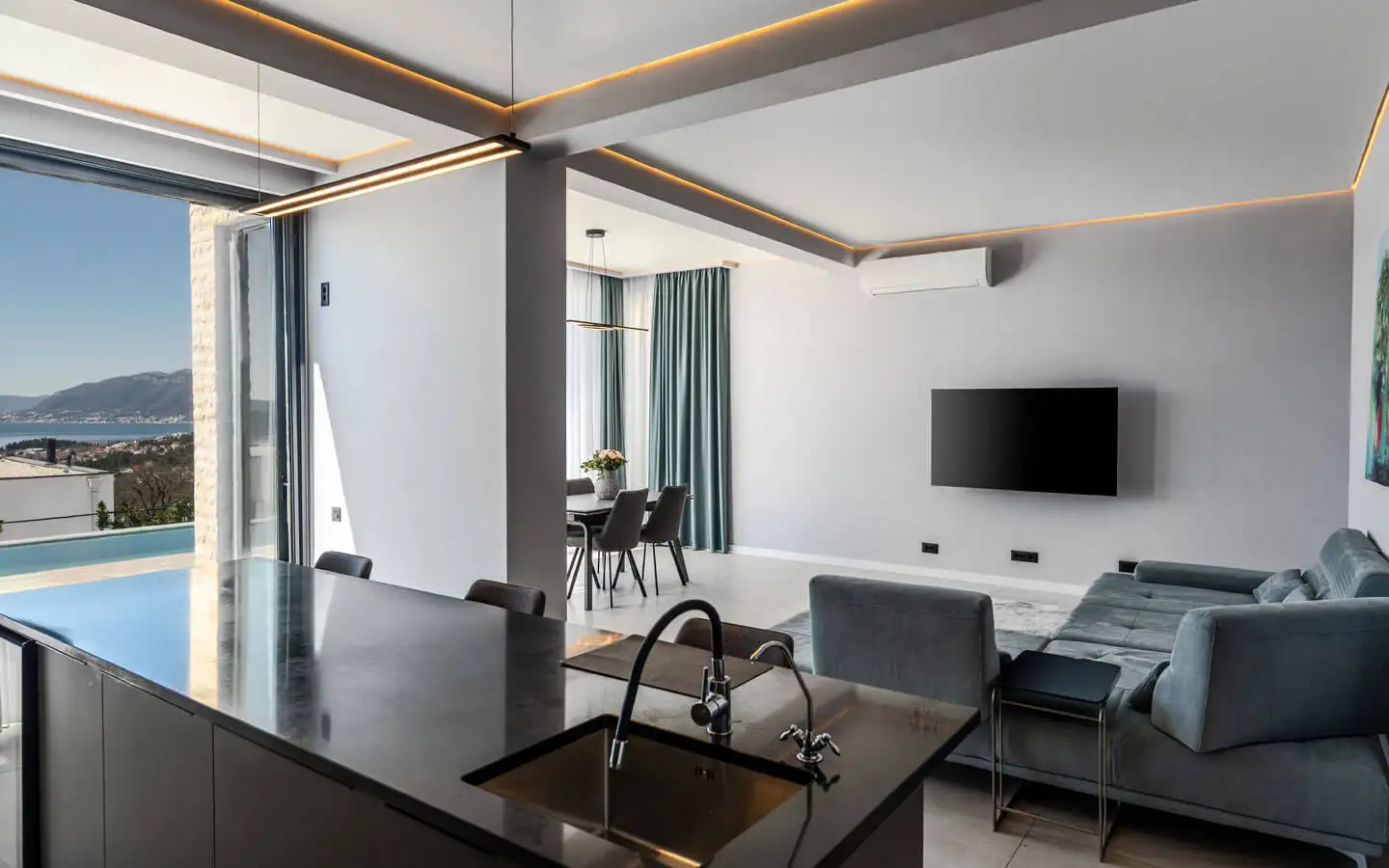 Villa 180m² in Montenegro, Kotor. Priced at 695000€ rent photo-12