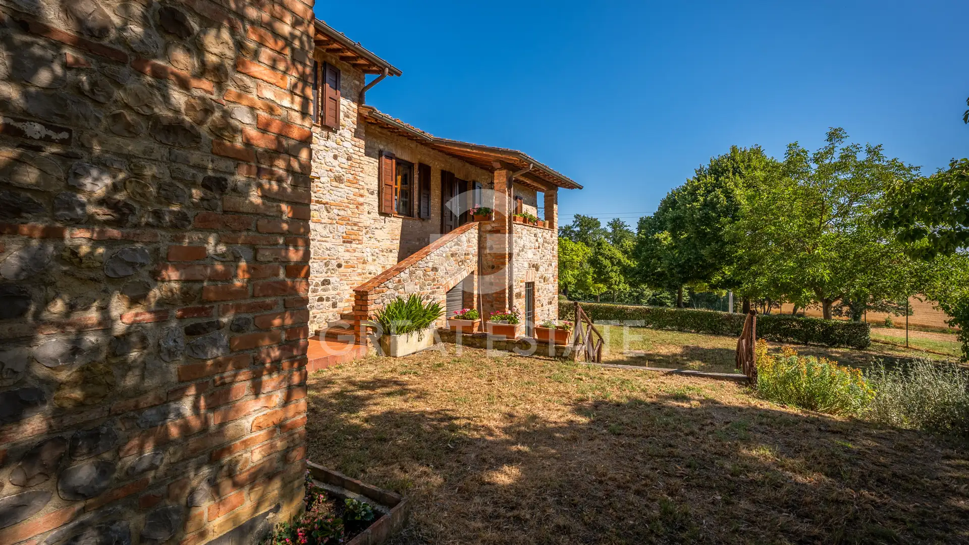 House 490m² in Italy, Perugia. Priced at 595000€ rent photo-5