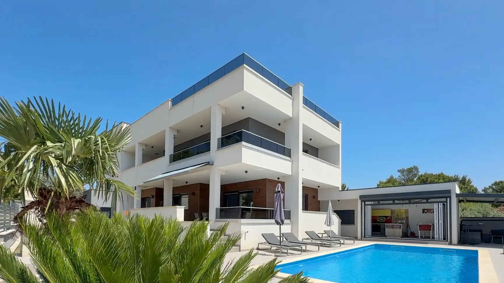 Villa 300m² in Croatia, Medulin. Priced at 1500000€ rent photo-1