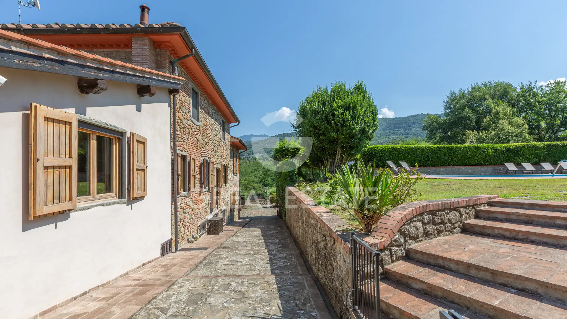 House 806m² in Italy, Florence. Priced at 1780000€ rent photo-13