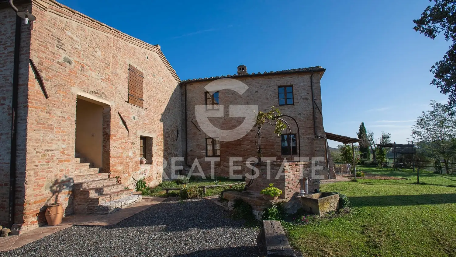 House 549m² in Italy, Siena. Priced at 1580000€ rent photo-3