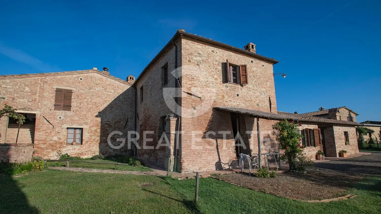 House 549m² in Italy, Siena. Priced at 1580000€ rent photo-4