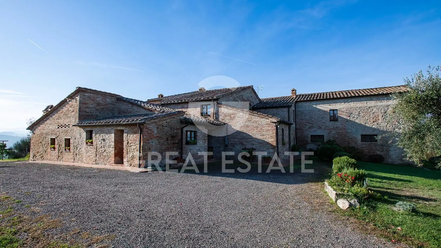 House 549m² in Italy, Siena. Priced at 1580000€ rent photo-11