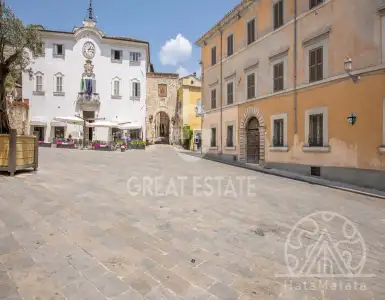 Buy in Italy for 2400000€
