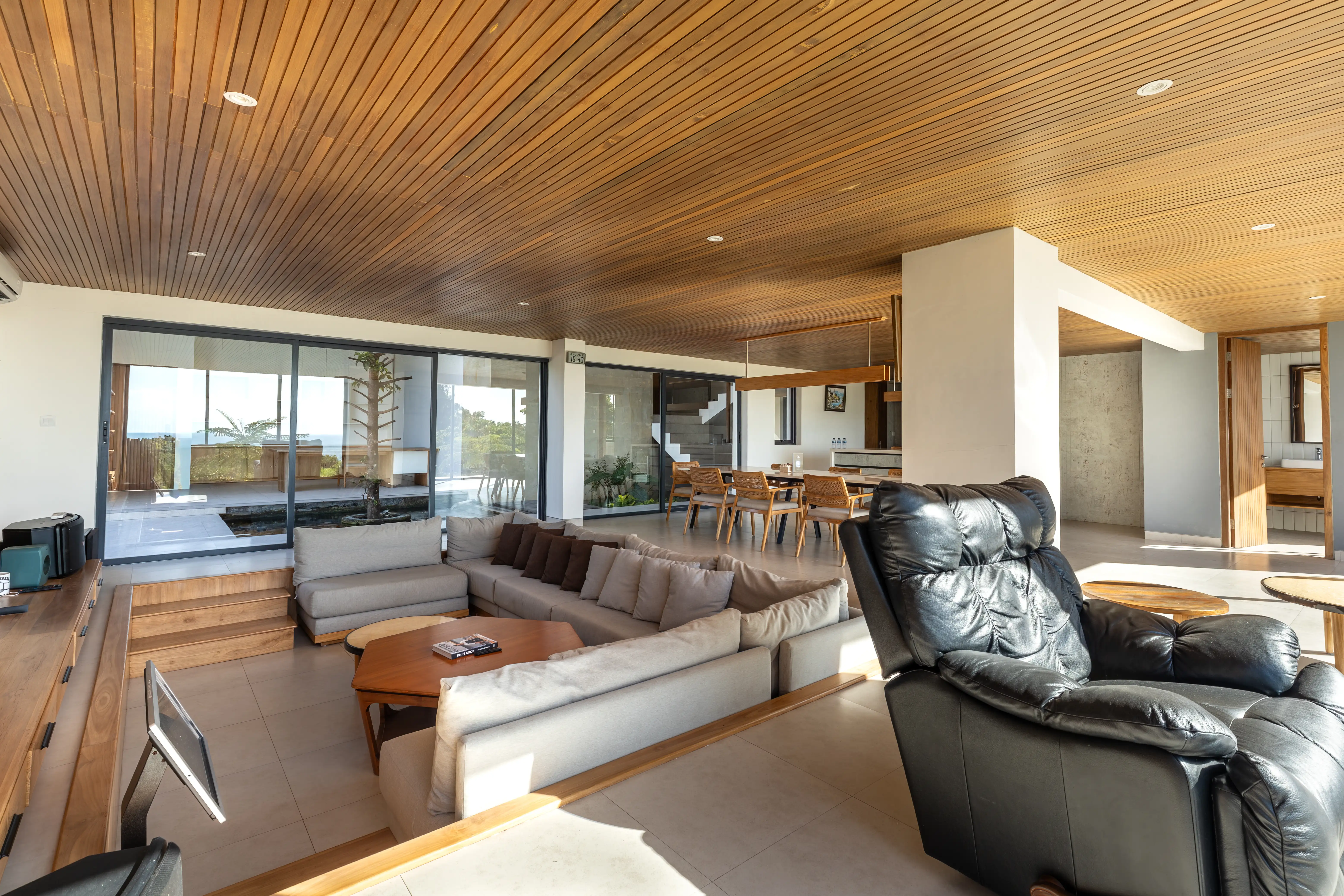 Villa 576m² in Indonesia, Bukit. Priced at 1700000$ rent photo-22