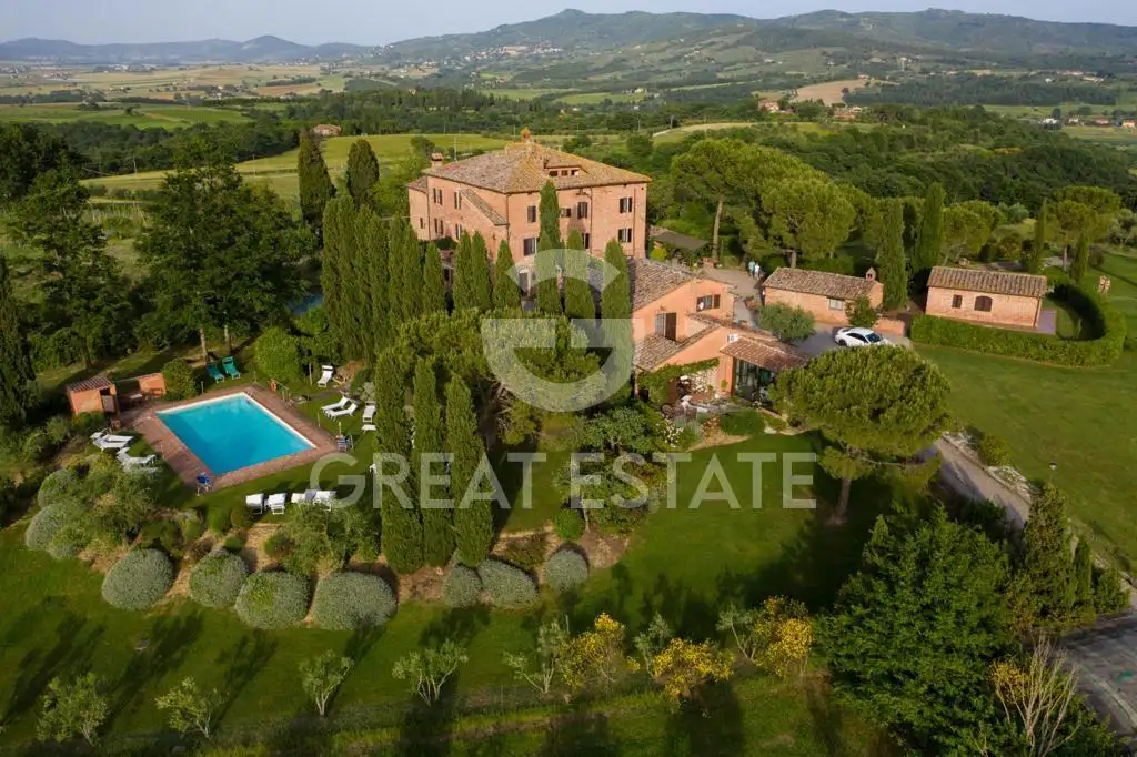 House 1765m² in Italy, Perugia. Priced at 1580000€ rent photo-1