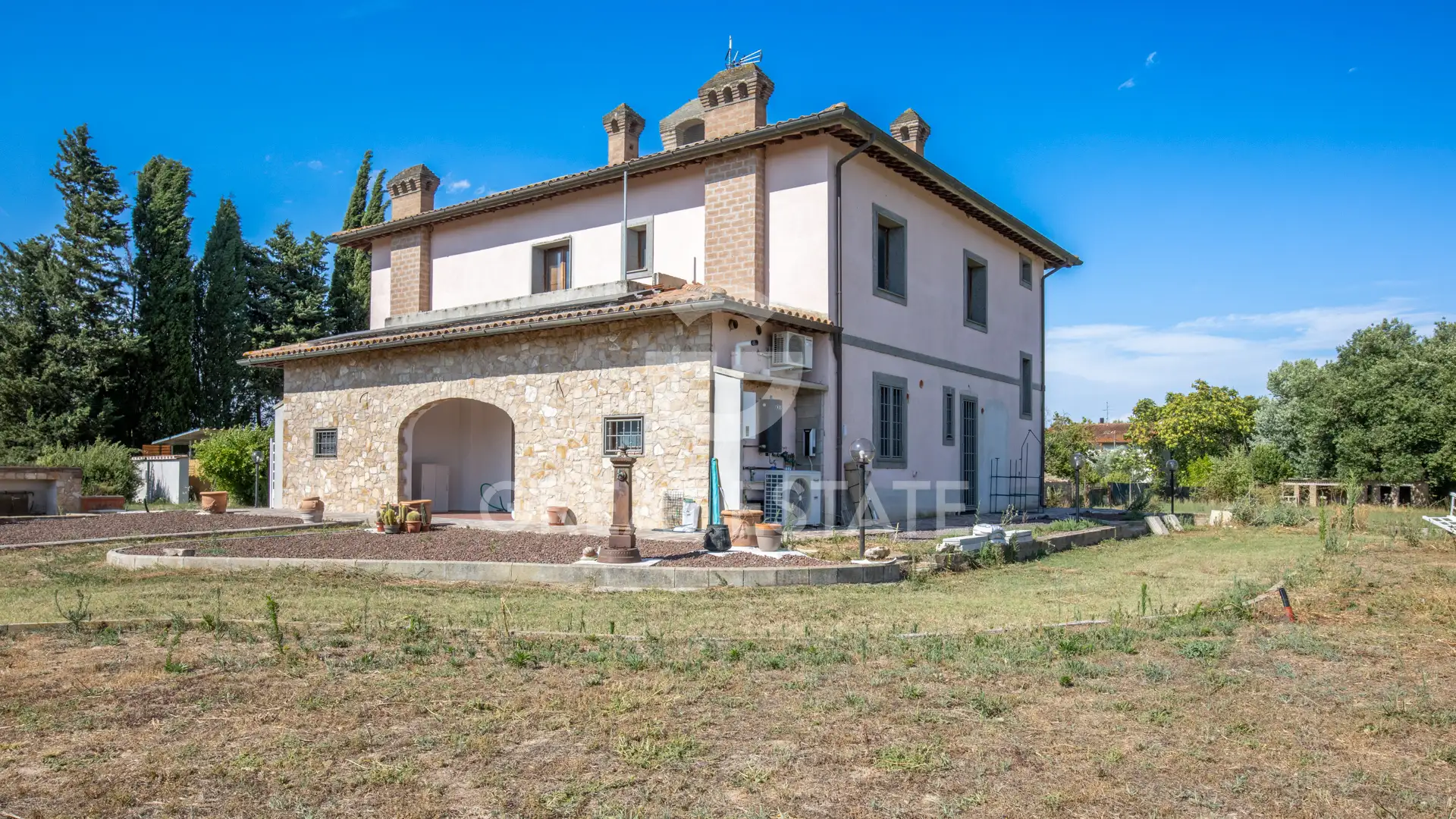 House 325m² in Italy, Perugia. Priced at 510000€ rent photo-5