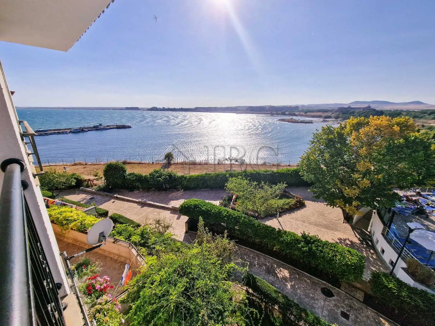 Flat 84m² in Bulgaria, Aheloy. Priced at 99995€ rent photo-2