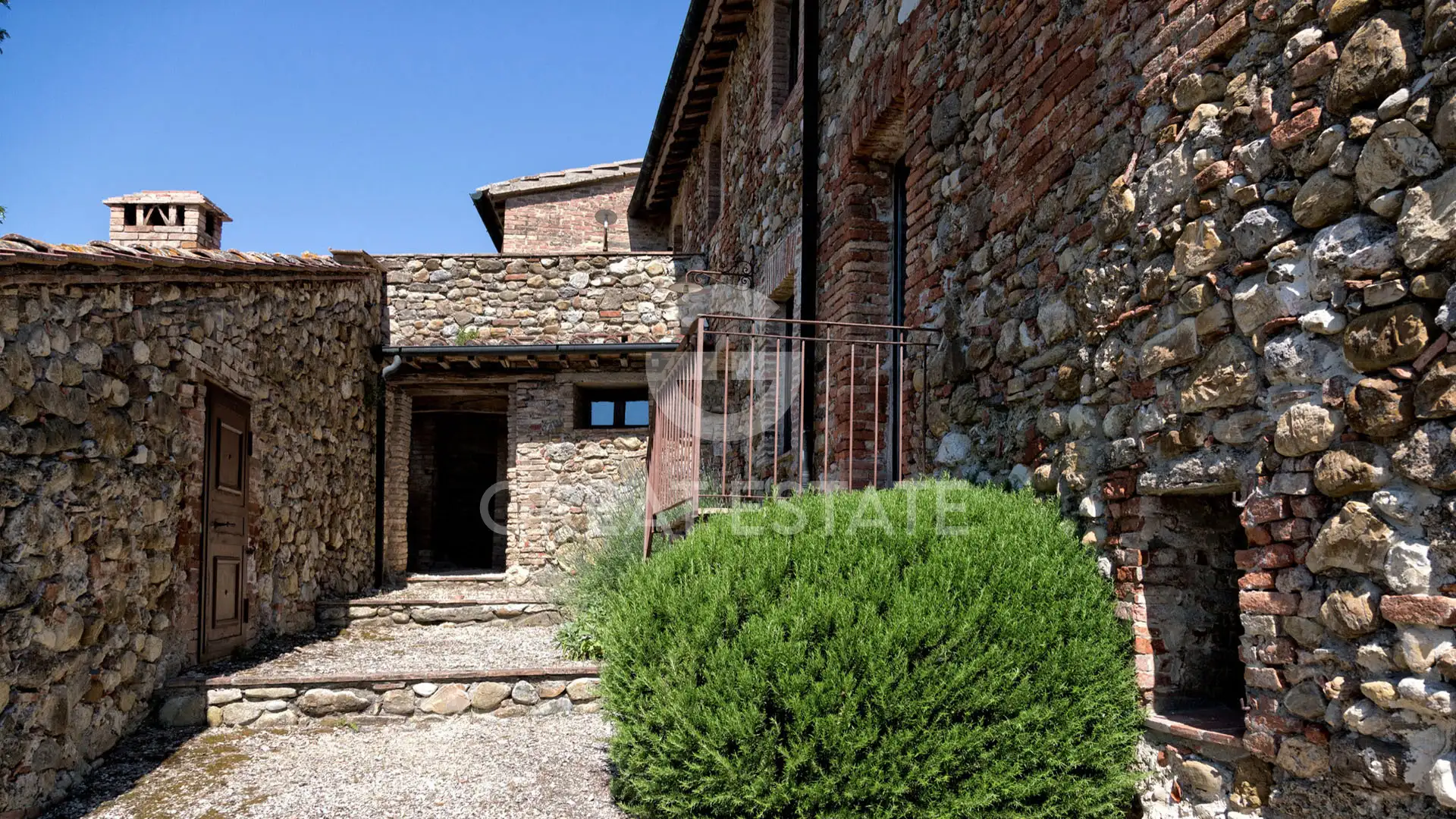 House 1168m² in Italy, Siena. Priced at 2700000€ rent photo-7
