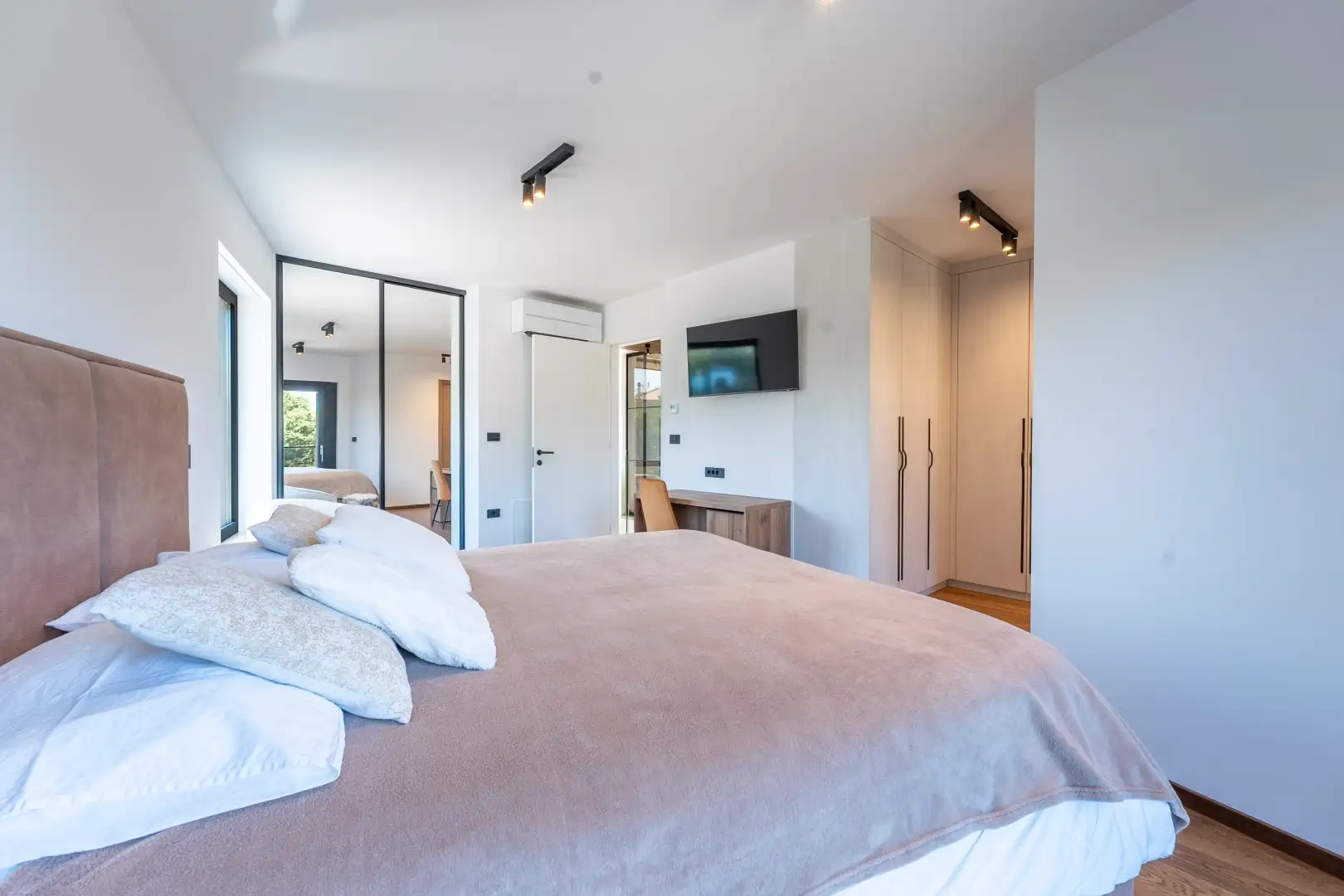 Villa 311m² in Croatia, Medulin. Priced at 2700000€ rent photo-12