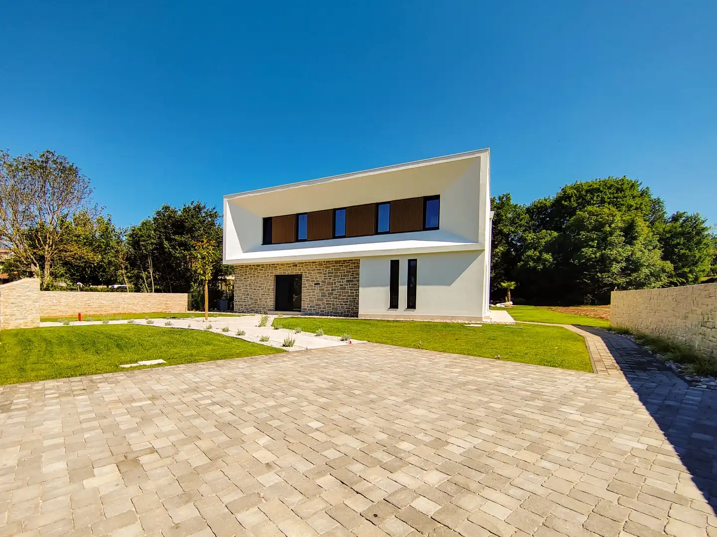Villa 220m² in Croatia, Tinjan. Priced at 1170000€ rent photo-25
