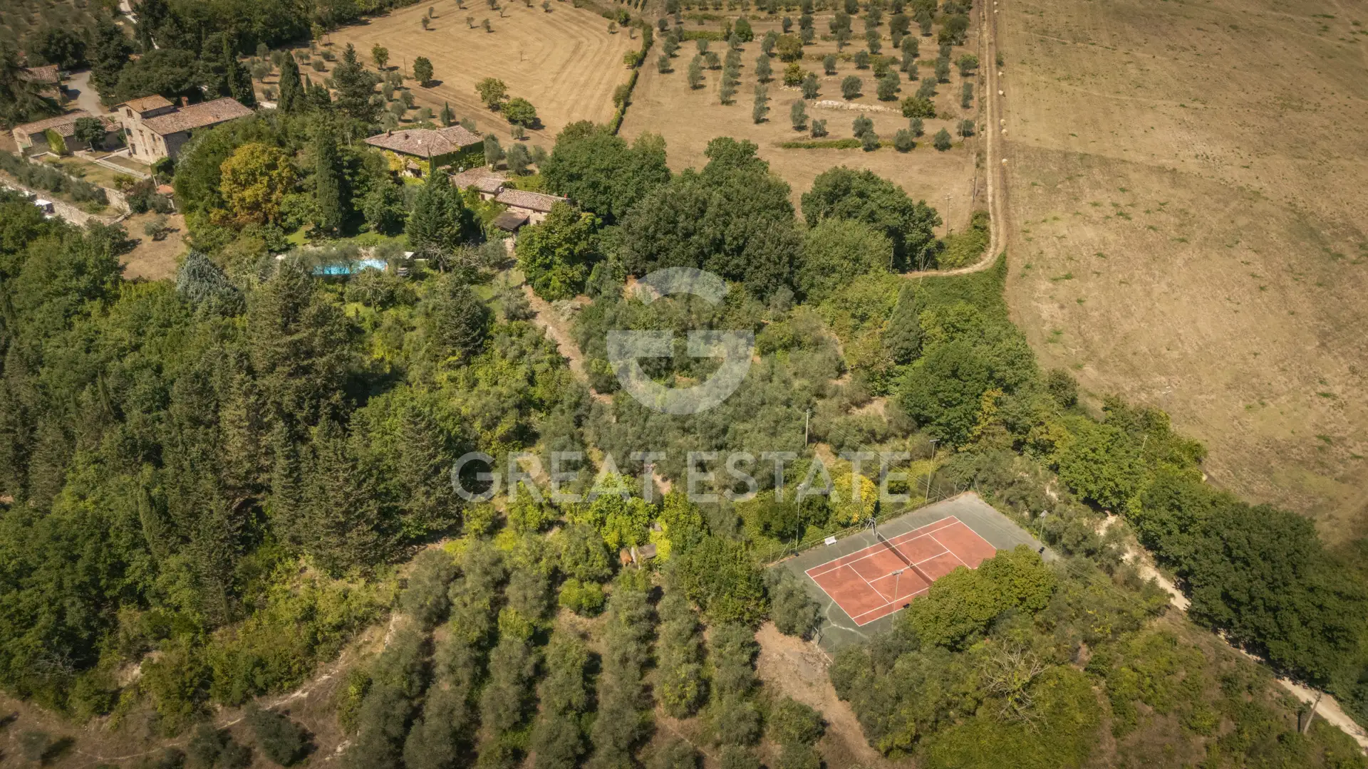 House 1418m² in Italy, Siena. Priced at 2950000€ rent photo-2