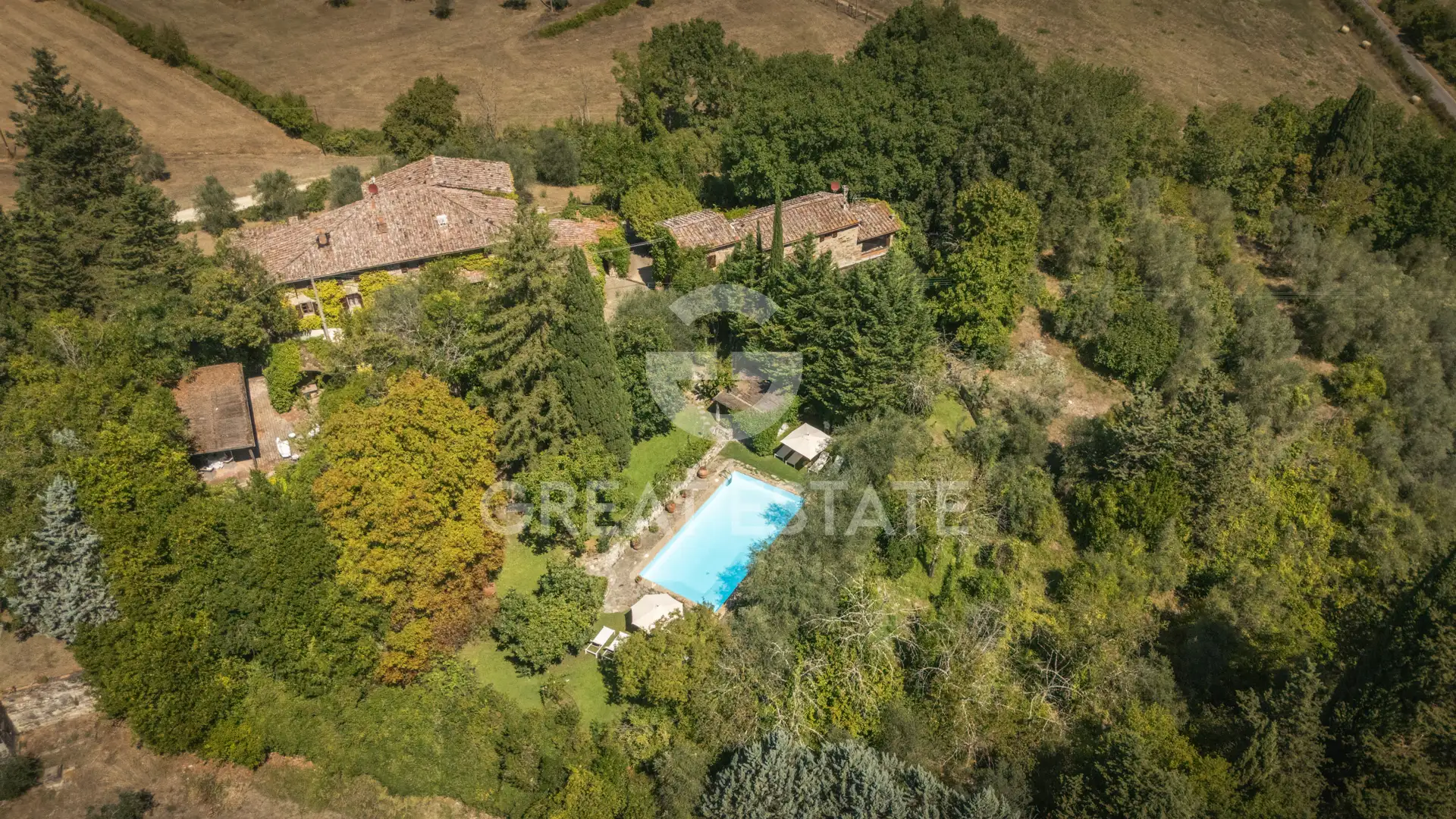 House 1418m² in Italy, Siena. Priced at 2950000€ rent photo-3