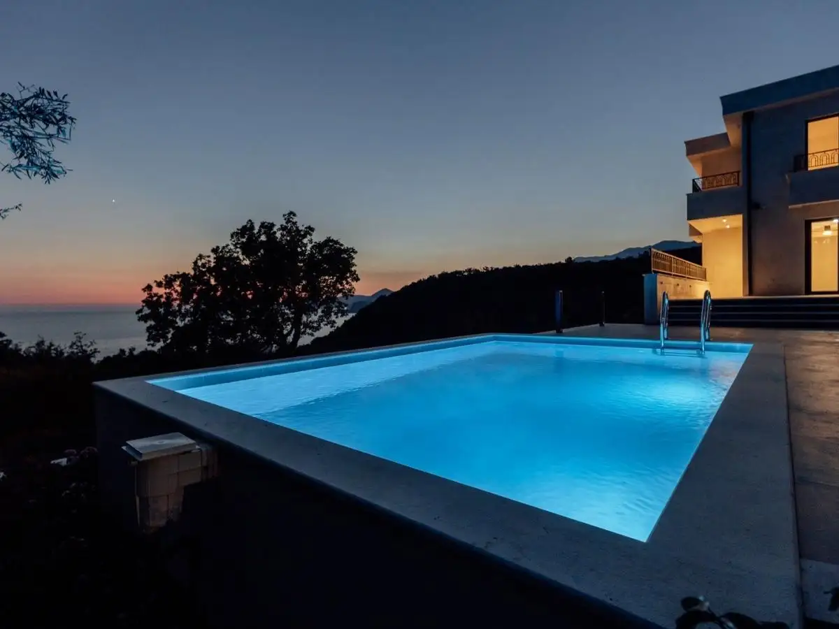 House 318m² in Montenegro, Rezevici. Priced at 1150000€ rent photo-2