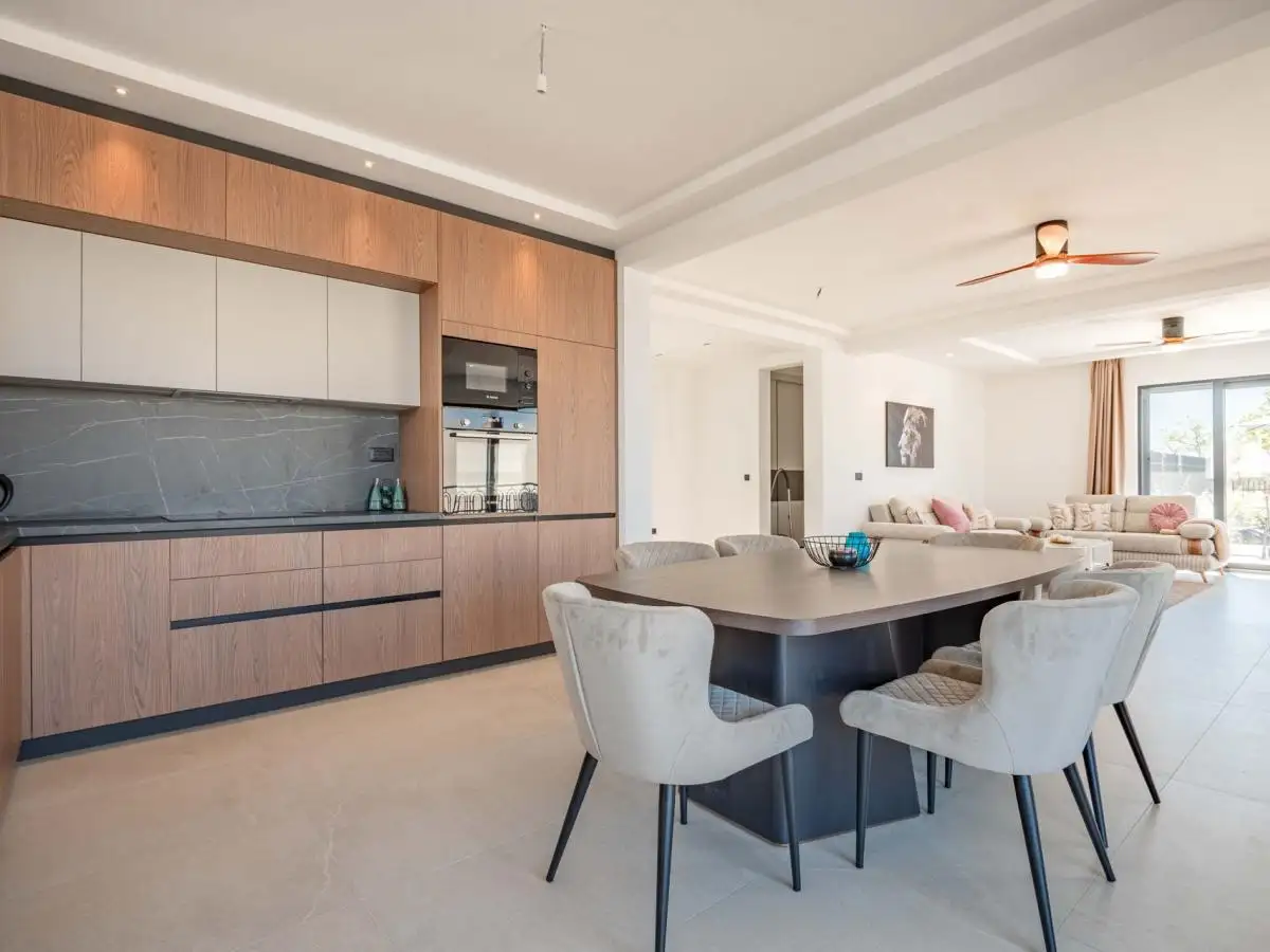 House 318m² in Montenegro, Rezevici. Priced at 1150000€ rent photo-8