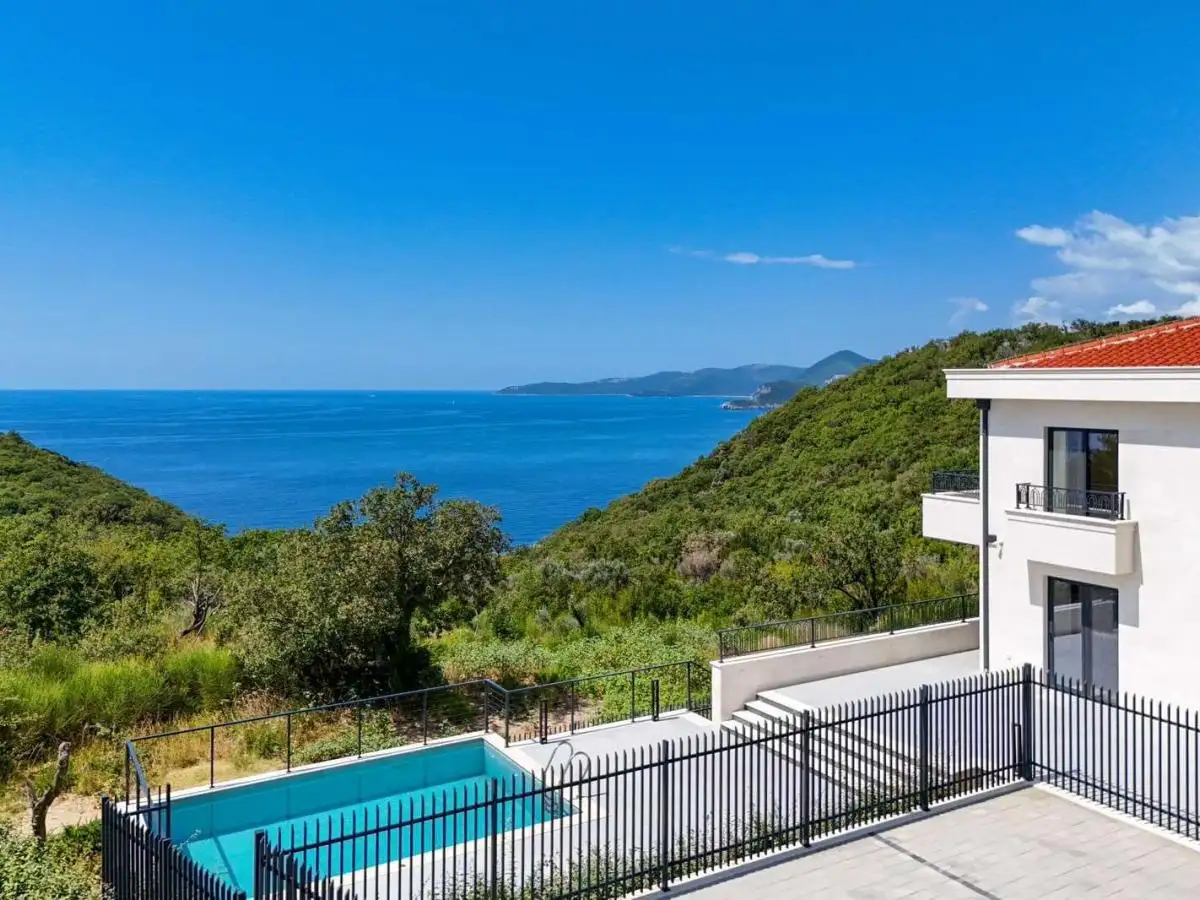 House 318m² in Montenegro, Rezevici. Priced at 1150000€ rent photo-16