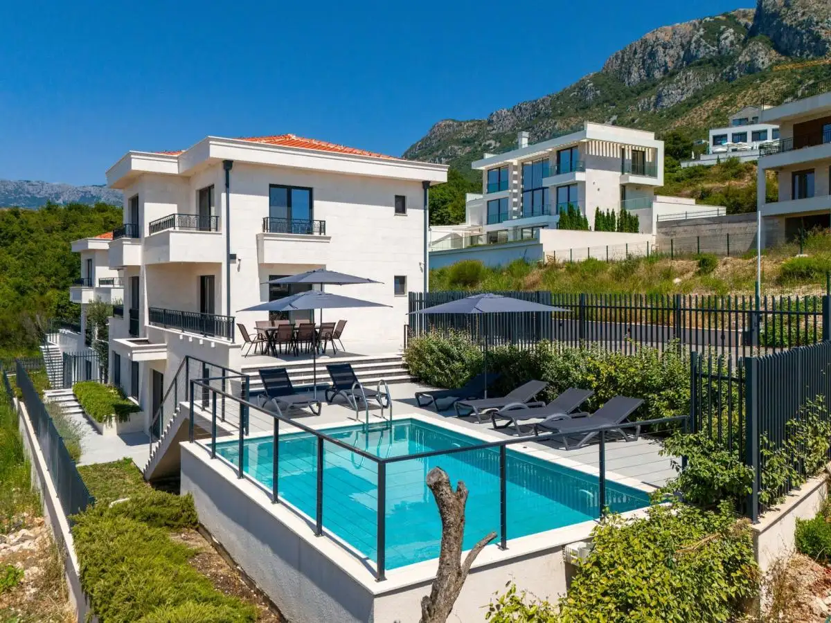 House 318m² in Montenegro, Rezevici. Priced at 1150000€ rent photo-27