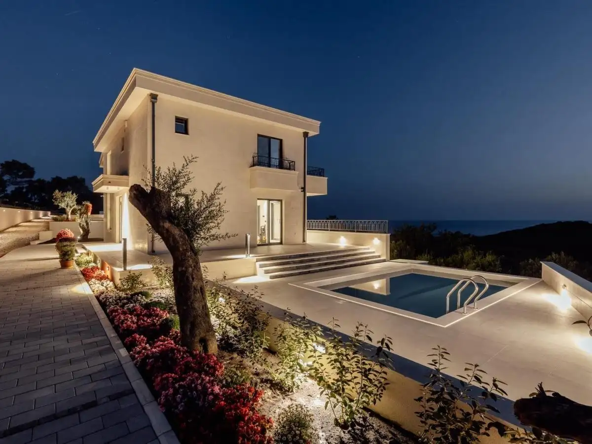 House 318m² in Montenegro, Rezevici. Priced at 1150000€ rent photo-28