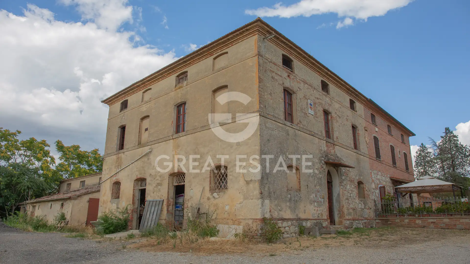 House 860m² in Italy, Perugia. Priced at 485000€ rent photo-3