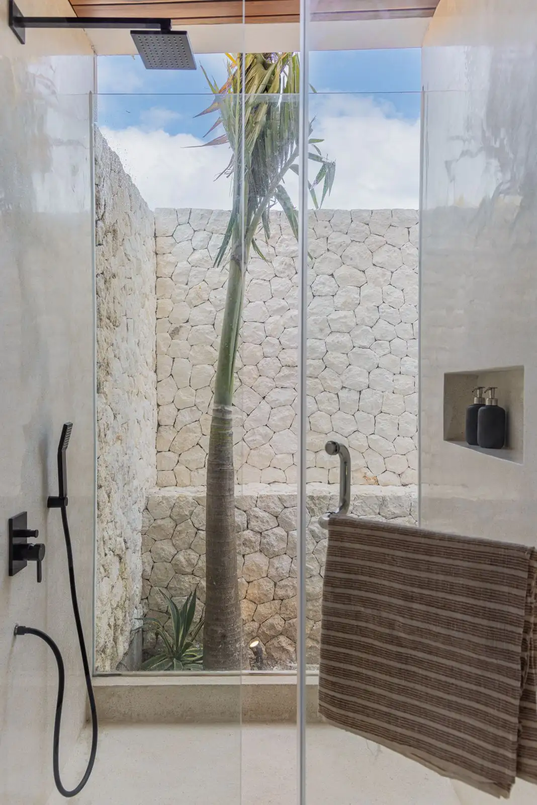 Villa 200m² in Indonesia, Bukit. Priced at 392121$ rent photo-4