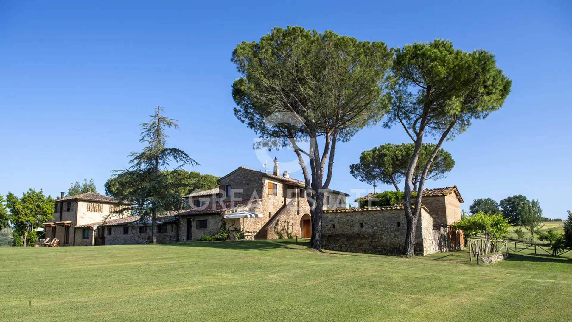 House 1022m² in Italy, Siena. Priced at 3500000€ rent photo-9