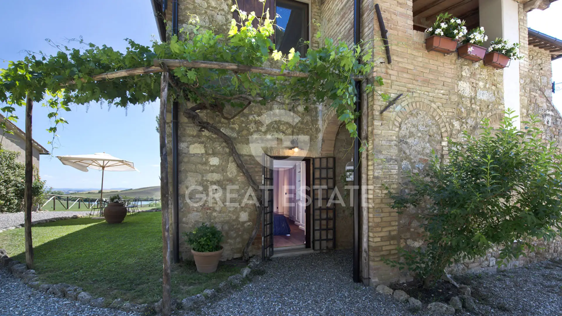 House 1022m² in Italy, Siena. Priced at 3500000€ rent photo-13