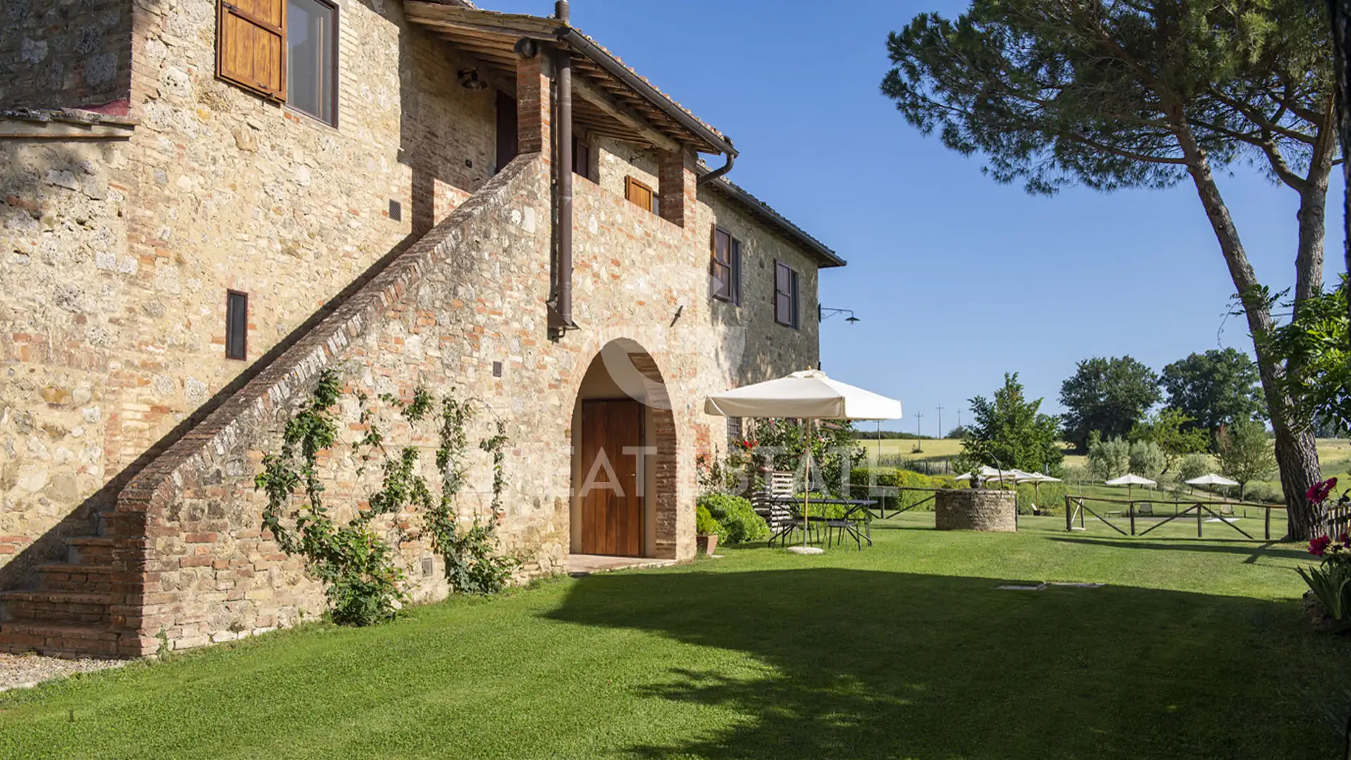 House 1022m² in Italy, Siena. Priced at 3500000€ rent photo-15